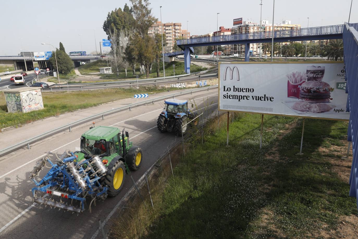 Decenas de tractores han recorrido varios municipios de Valencia y calles de la ciudad para protestar en defensa del sector arrocero, lo que ha provocado retenciones de tráfico a primera hora de este martes. 