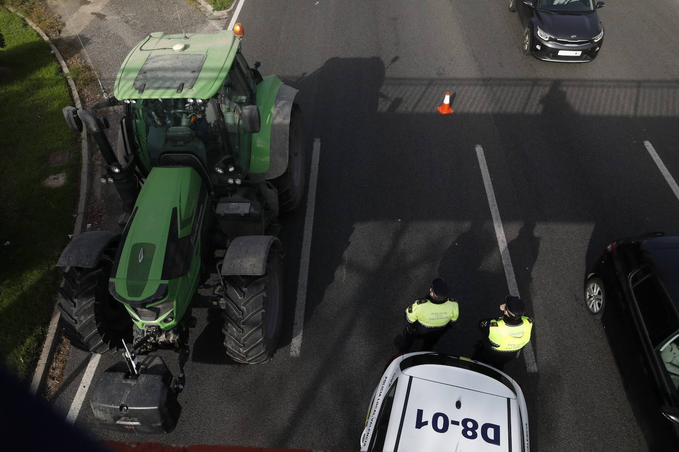 Decenas de tractores han recorrido varios municipios de Valencia y calles de la ciudad para protestar en defensa del sector arrocero, lo que ha provocado retenciones de tráfico a primera hora de este martes. 