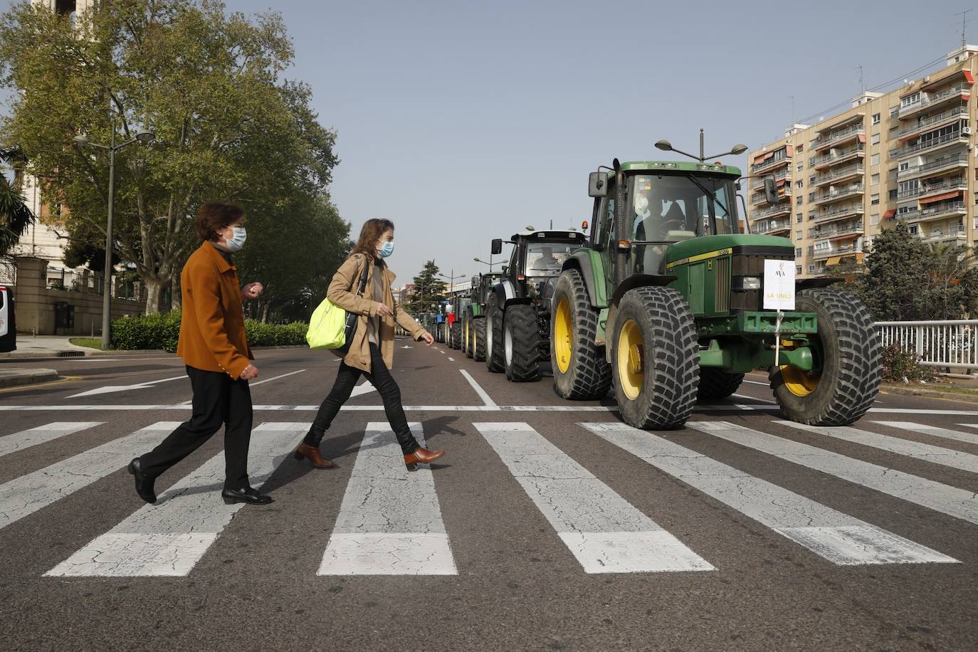 Decenas de tractores han recorrido varios municipios de Valencia y calles de la ciudad para protestar en defensa del sector arrocero, lo que ha provocado retenciones de tráfico a primera hora de este martes. 