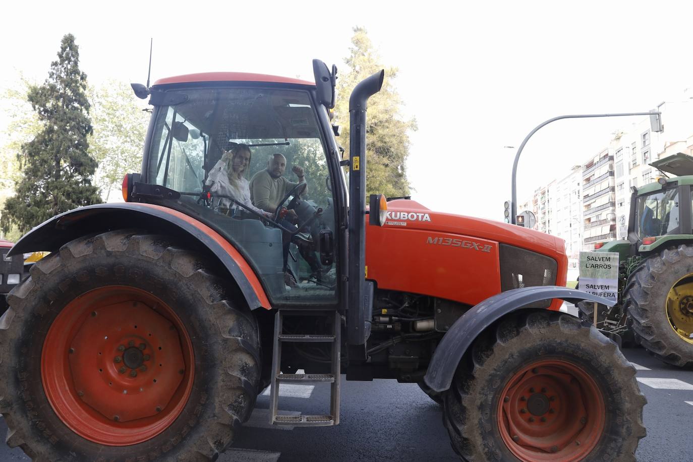 Decenas de tractores han recorrido varios municipios de Valencia y calles de la ciudad para protestar en defensa del sector arrocero, lo que ha provocado retenciones de tráfico a primera hora de este martes. 