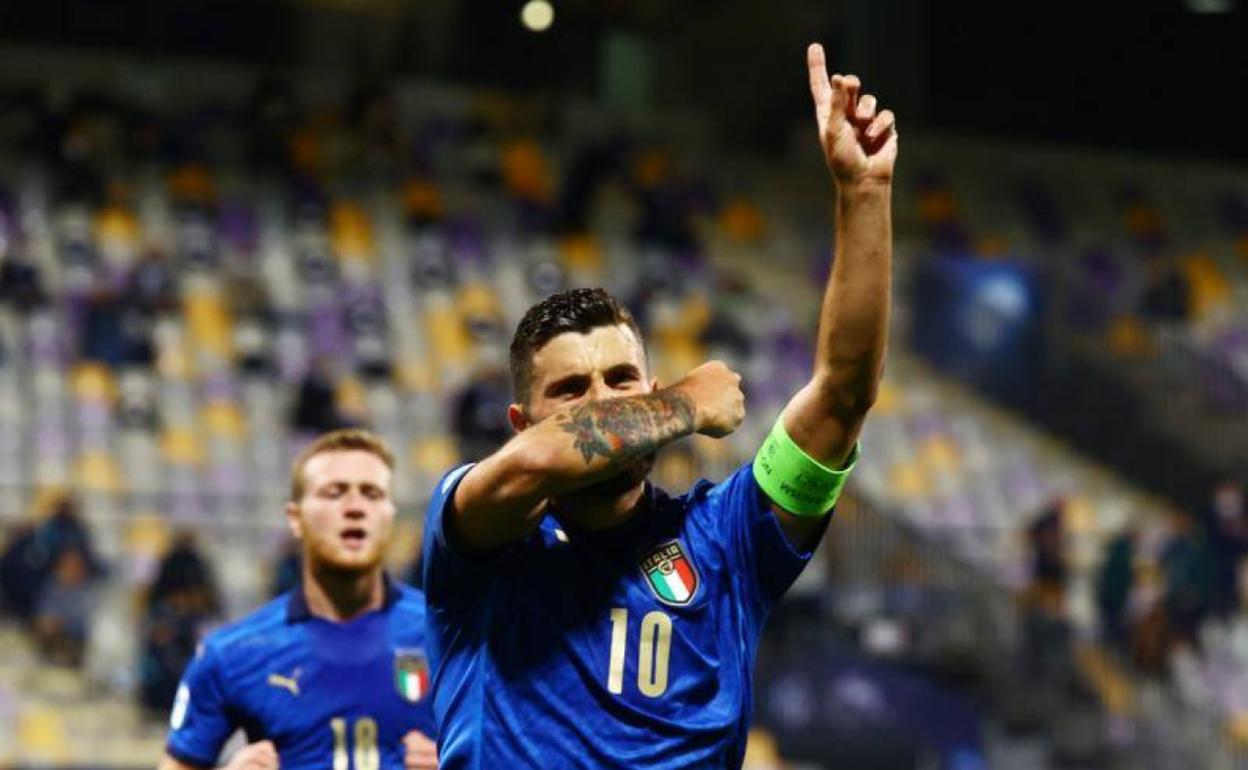 Cutrone celebra su segundo gol ante Eslovenia, en un partido que terminó 4-0 para Italia. 