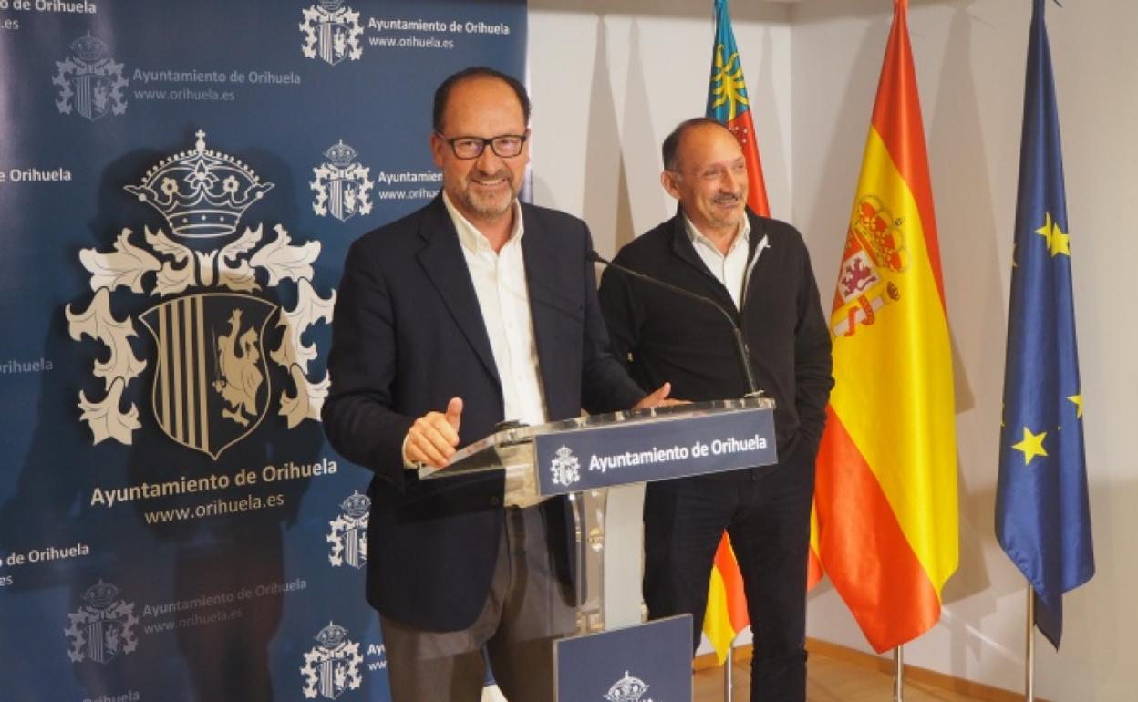 Bascuñana, alcalde de Orihuela, durante una rueda de prensa. 