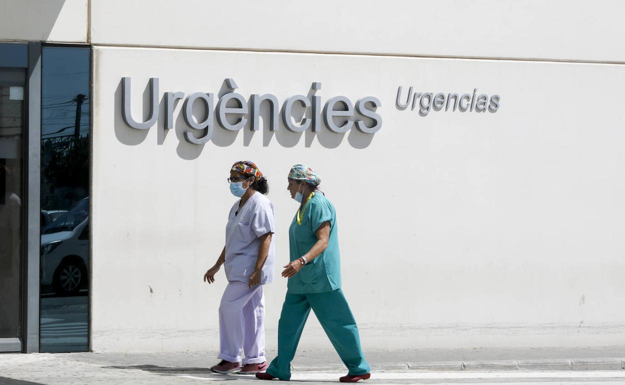 Dos sanitarias en las puertas del Hospital La Fe de Valencia. 