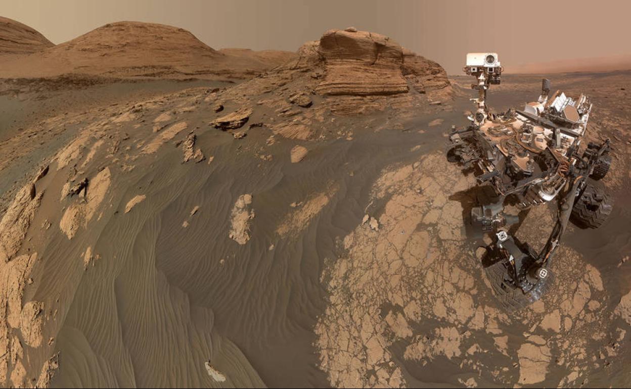 El rover Curiosity Mars de la NASA delante de la cordillera. 