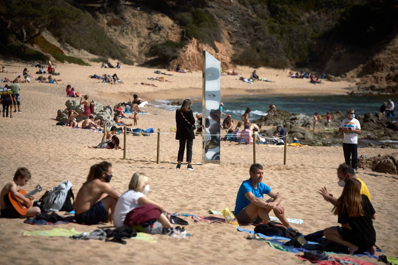 La estructura, similar a la que apareció hace unos meses en Utah, 'brota' de la arena en Platja d'Aro y continúan las dudas acerca de estas apariciones