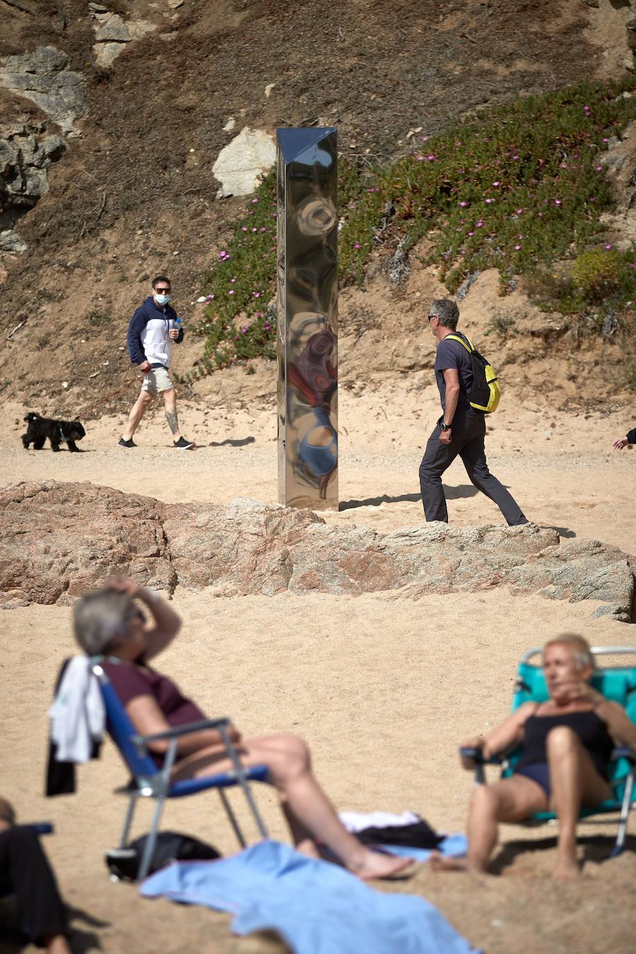 La estructura, similar a la que apareció hace unos meses en Utah, 'brota' de la arena en Platja d'Aro y continúan las dudas acerca de estas apariciones