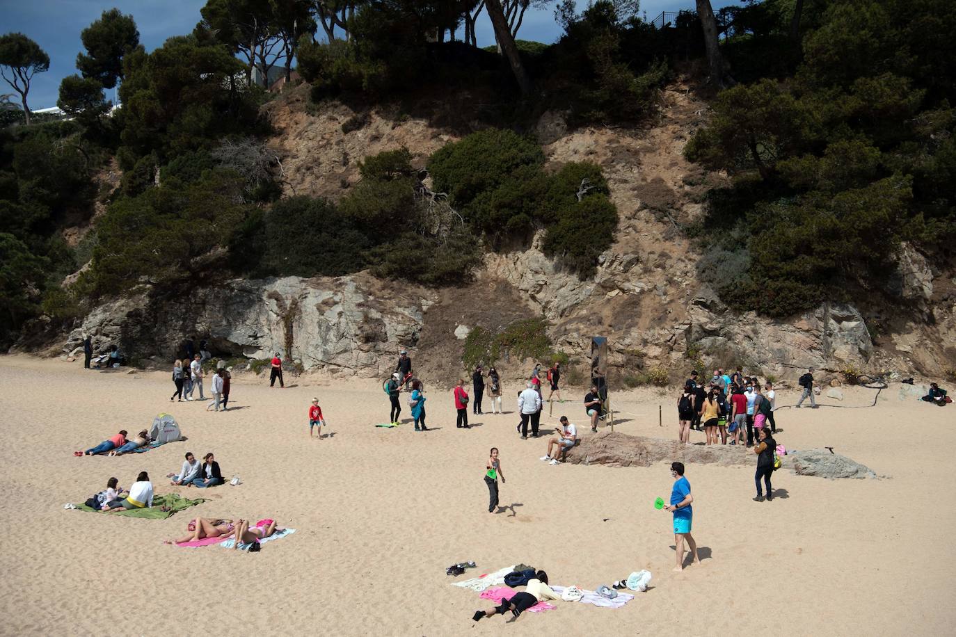 La estructura, similar a la que apareció hace unos meses en Utah, 'brota' de la arena en Platja d'Aro y continúan las dudas acerca de estas apariciones