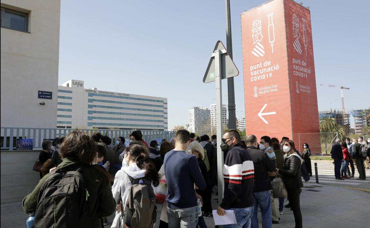 Vacunación de personal del ámbito educativo, este miércoles en La Fe de Valencia. 