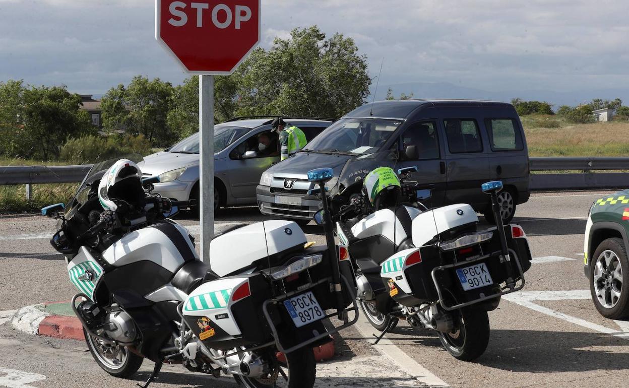 Imagen de archivo de dos motocicletas de la Guardia Civil de Tráfico. 