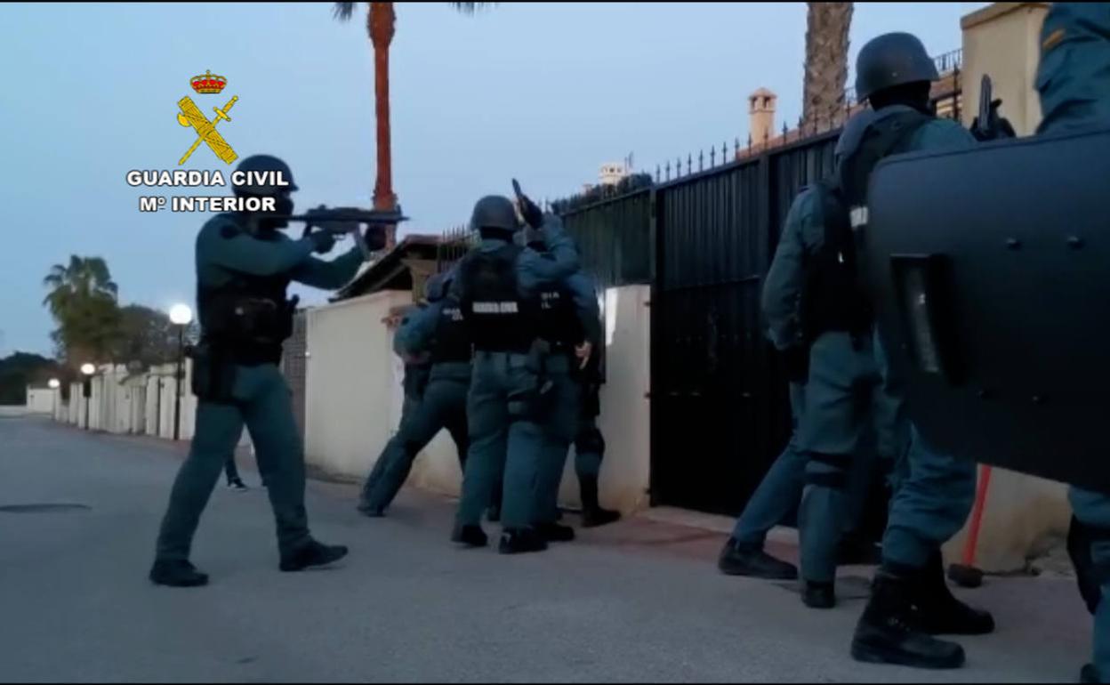 Los agentes se disponen a acceder a la vivienda de los sospechosos para los registros y las detenciones. 