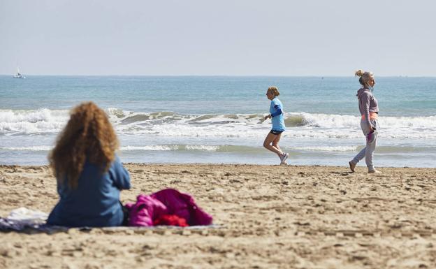 Giner pide a Ribó que apoye la exención de llevar mascarilla en las playas de Valencia si se cumple la distancia de seguridad