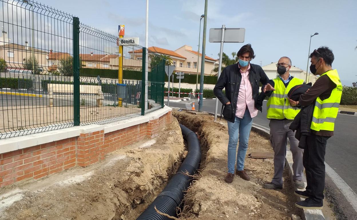 EL alcalde de Beniflà, Borja Gironés, en una visita a las obras de mejora de la CV-680