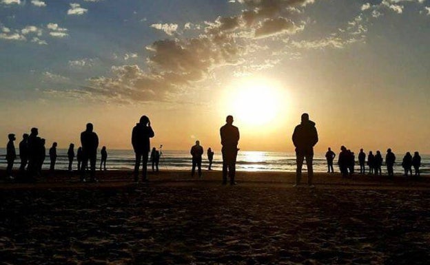 Oración a los fallecidos en el mar y por el Covid en la playa del Cabanyal