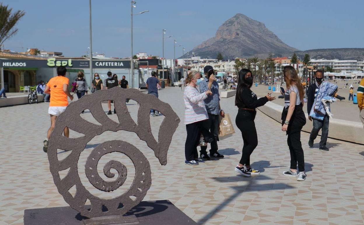 Aspecto que presenta el paseo del Arenal este Viernes Santo. 