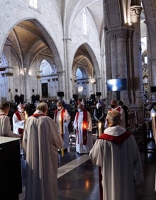 Imagen secundaria 2 - Celebración del Vía Crucis en la Catedral. 