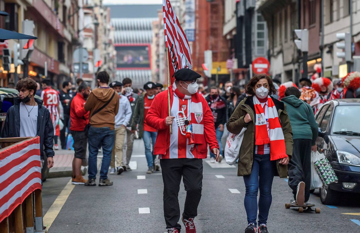 Miles de aficionados del Athletic se han congregado esta tarde en la céntrica calle Licenciado Poza de Bilbao sin mantener las medidas preventivas establecidas ante la pandemia a pesar de los numerosos llamamientos realizados para evitar las aglomeraciones en esta jornada en la que el equipo bilbaíno disputará la final de la Copa junto a la Real Sociedad. Algunos individuos han cruzado contenedores y dado fuego a alguno de ellos. 