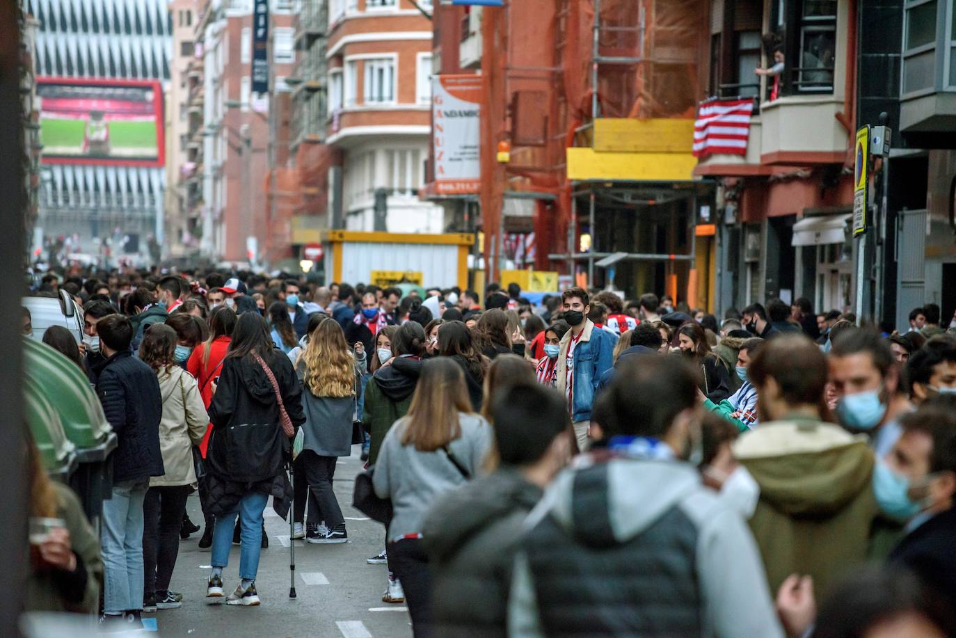 Miles de aficionados del Athletic se han congregado esta tarde en la céntrica calle Licenciado Poza de Bilbao sin mantener las medidas preventivas establecidas ante la pandemia a pesar de los numerosos llamamientos realizados para evitar las aglomeraciones en esta jornada en la que el equipo bilbaíno disputará la final de la Copa junto a la Real Sociedad. Algunos individuos han cruzado contenedores y dado fuego a alguno de ellos. 