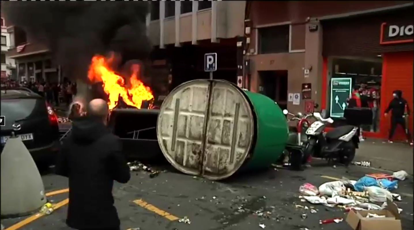 Miles de aficionados del Athletic se han congregado esta tarde en la céntrica calle Licenciado Poza de Bilbao sin mantener las medidas preventivas establecidas ante la pandemia a pesar de los numerosos llamamientos realizados para evitar las aglomeraciones en esta jornada en la que el equipo bilbaíno disputará la final de la Copa junto a la Real Sociedad. Algunos individuos han cruzado contenedores y dado fuego a alguno de ellos. 