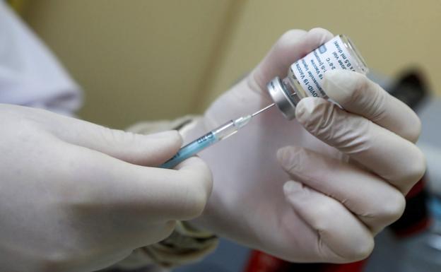 Científicos alimentan las dudas sobre la vacuna de AstraZeneca