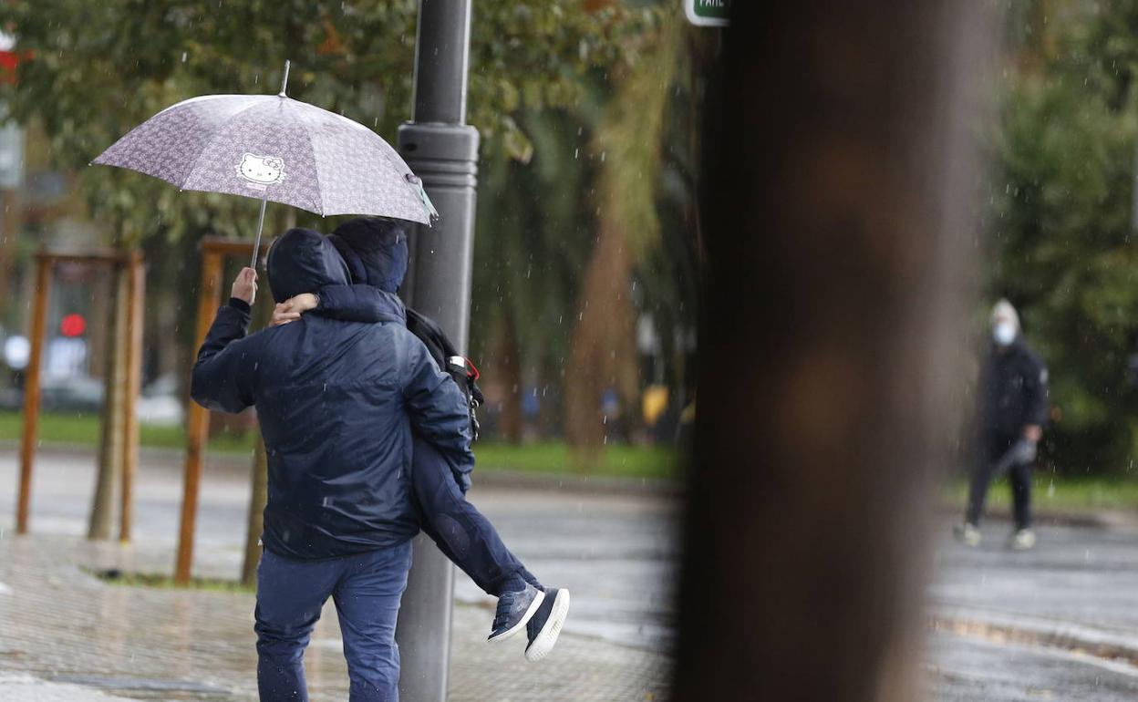 El tiempo en Alicante | Fuertes tormentas y cerca de 130 rayos impactan este sábado en la provincia y uno de ellos causa un incendio