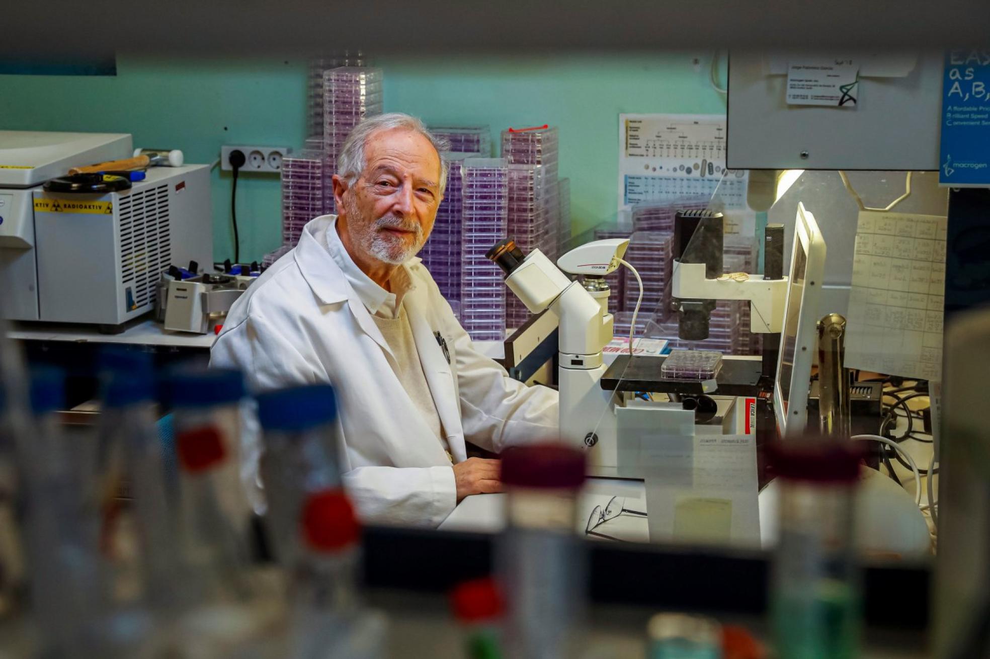 Laboratorio. Luis Enjuanes, en las instalaciones del Centro Nacional de Bioquímica donde trabaja. 