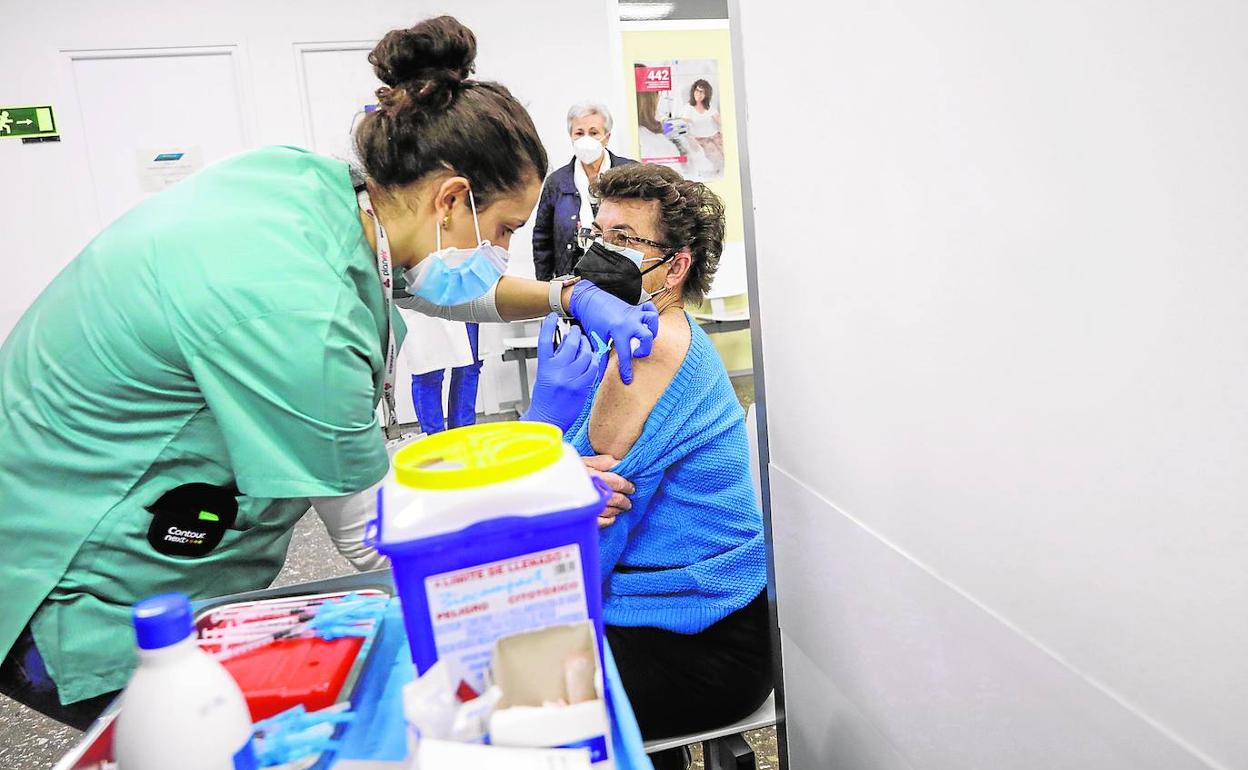 Personal sanitario administra una de las vacunas en un centro de salud valenciano.