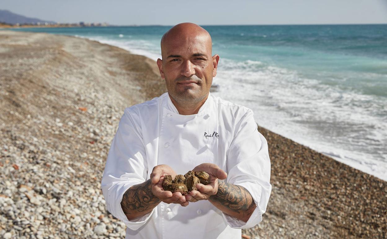 Raúl Resino muestra caixetes en una de las playas de Benicarló.