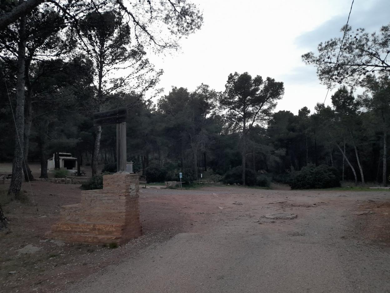 Paraje de Serra donde fue disuelto un botellón con 30 jóvenes. P. L. serra