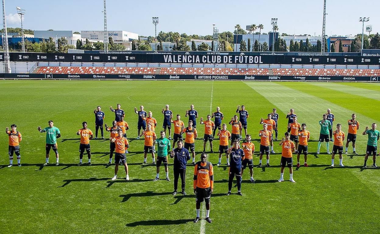 La plantilla y el cuerpo técnico arropan a Diakhaby antes del entrenamiento en Paterna.