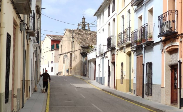 Un vecino pasea por una de las calles de Vall d'Ebo.