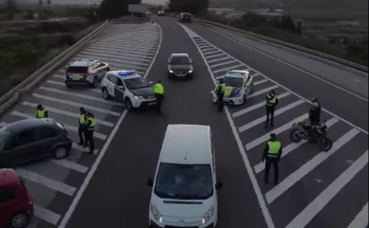 Control de Policía Local y Guardia Civil en la carretera de acceso a la playa de Tavernes. 