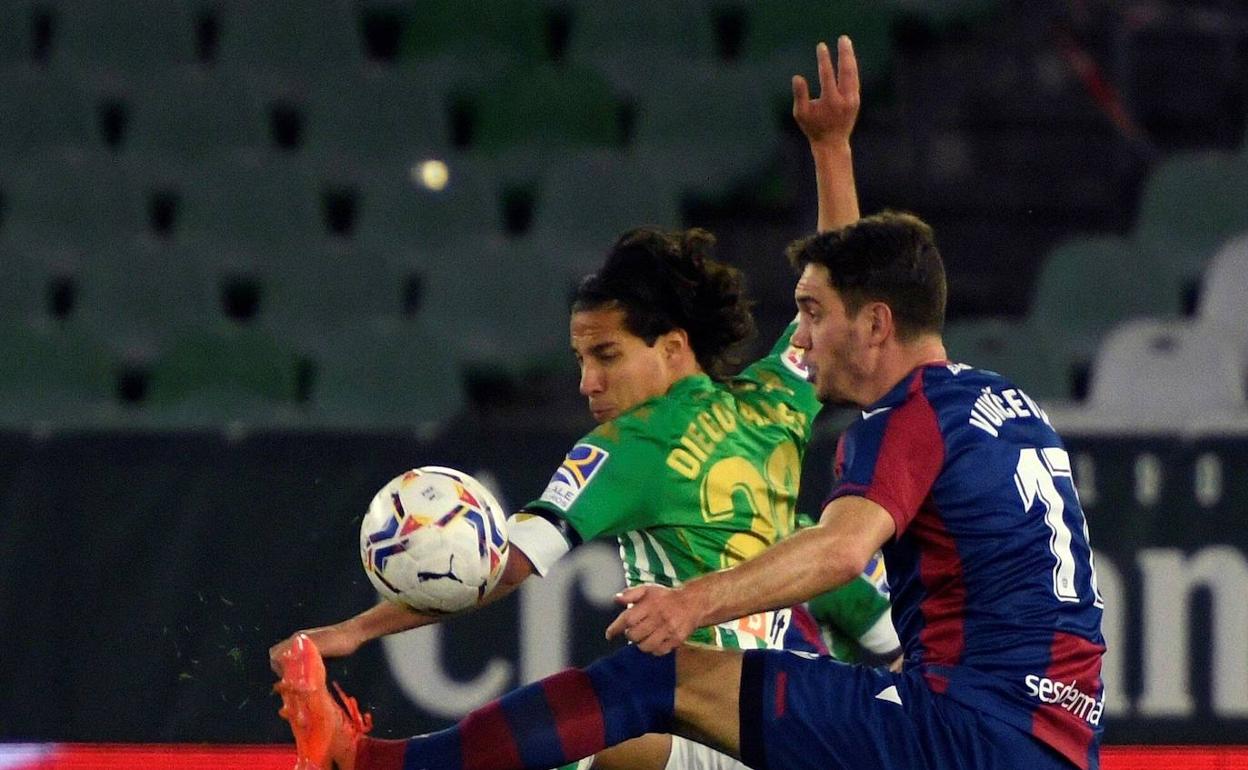 Levante UD | Vukcevic, ingresado como consecuencia de una hernia