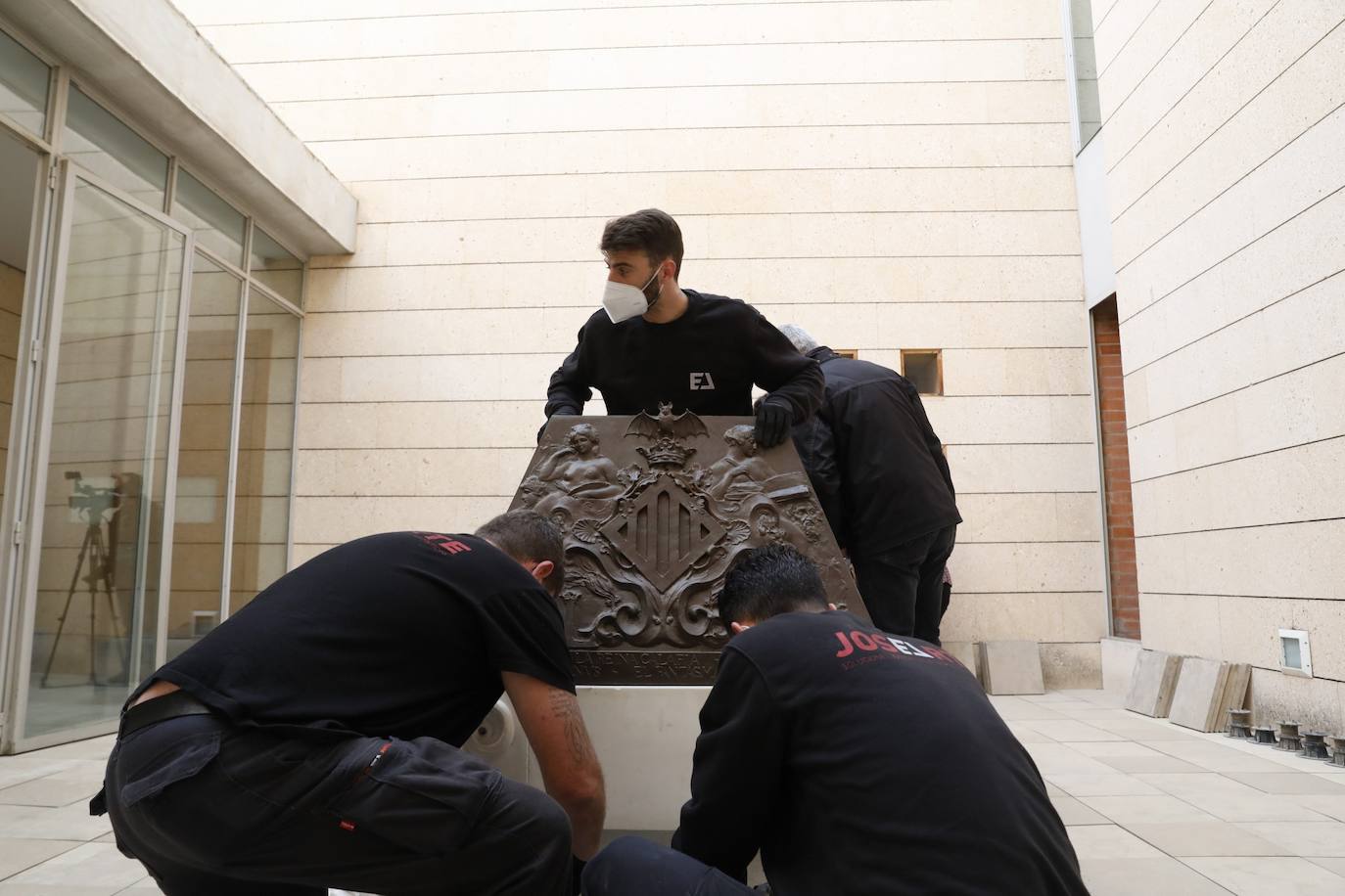 El sarcófago de Blasco Ibáñez ha salido del Museo de Bellas Artes para ir al almacén municipal, donde estará hasta que en el camposanto se instale la peana de granito donde quedará instalado.