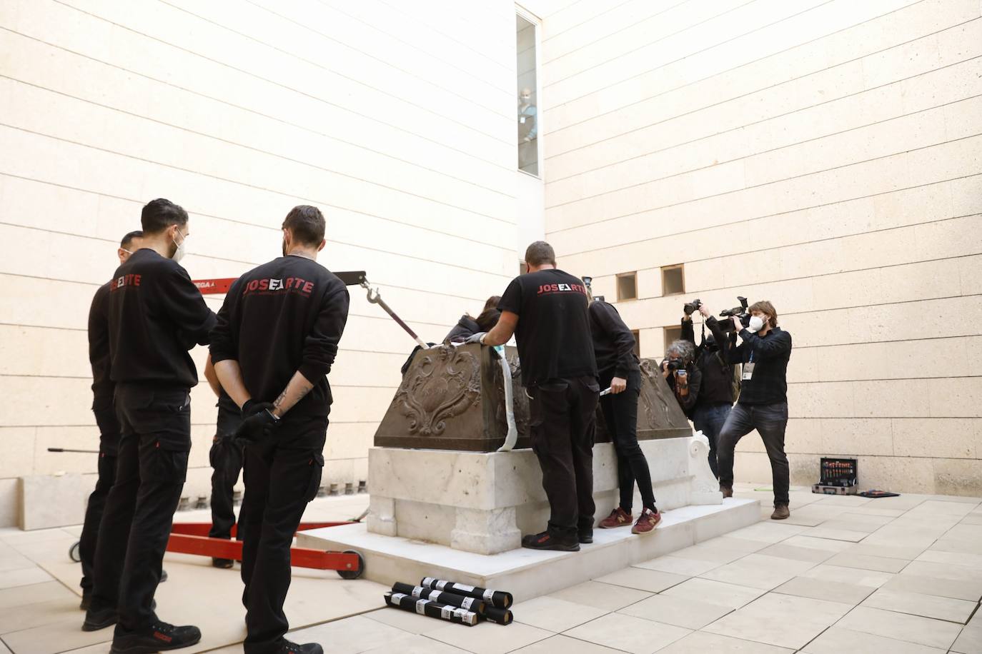 El sarcófago de Blasco Ibáñez ha salido del Museo de Bellas Artes para ir al almacén municipal, donde estará hasta que en el camposanto se instale la peana de granito donde quedará instalado.