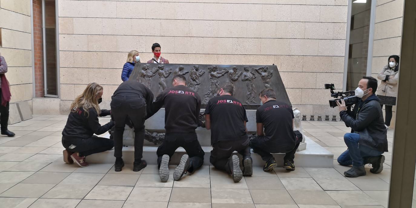 El sarcófago de Blasco Ibáñez ha salido del Museo de Bellas Artes para ir al almacén municipal, donde estará hasta que en el camposanto se instale la peana de granito donde quedará instalado.