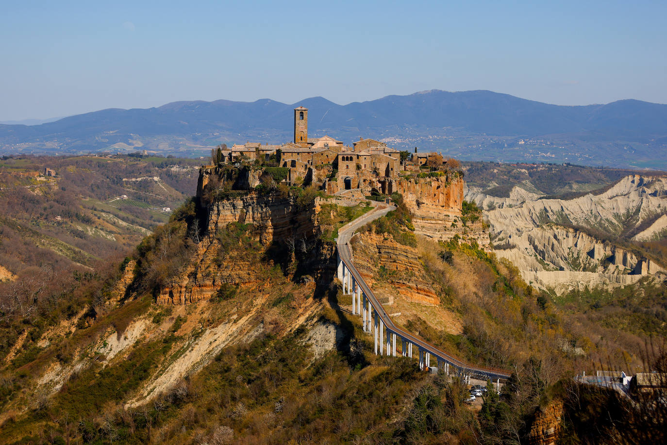 Civita di Bagnoregio está en peligro. Esta ciudad medieval ha estado amenazada por deslizamientos de tierra y erosión desde que fue fundada por los etruscos entre 600-280 a. C.. El principal problema de Bagnoregio son sus cimientos; formados por una mezcla bastante inestable de arcilla y roca volcánica. El geólogo Luca Costantini lo confirma: «Toda la ciudad es un gran peligro. Es igual de bella que peligrosa».