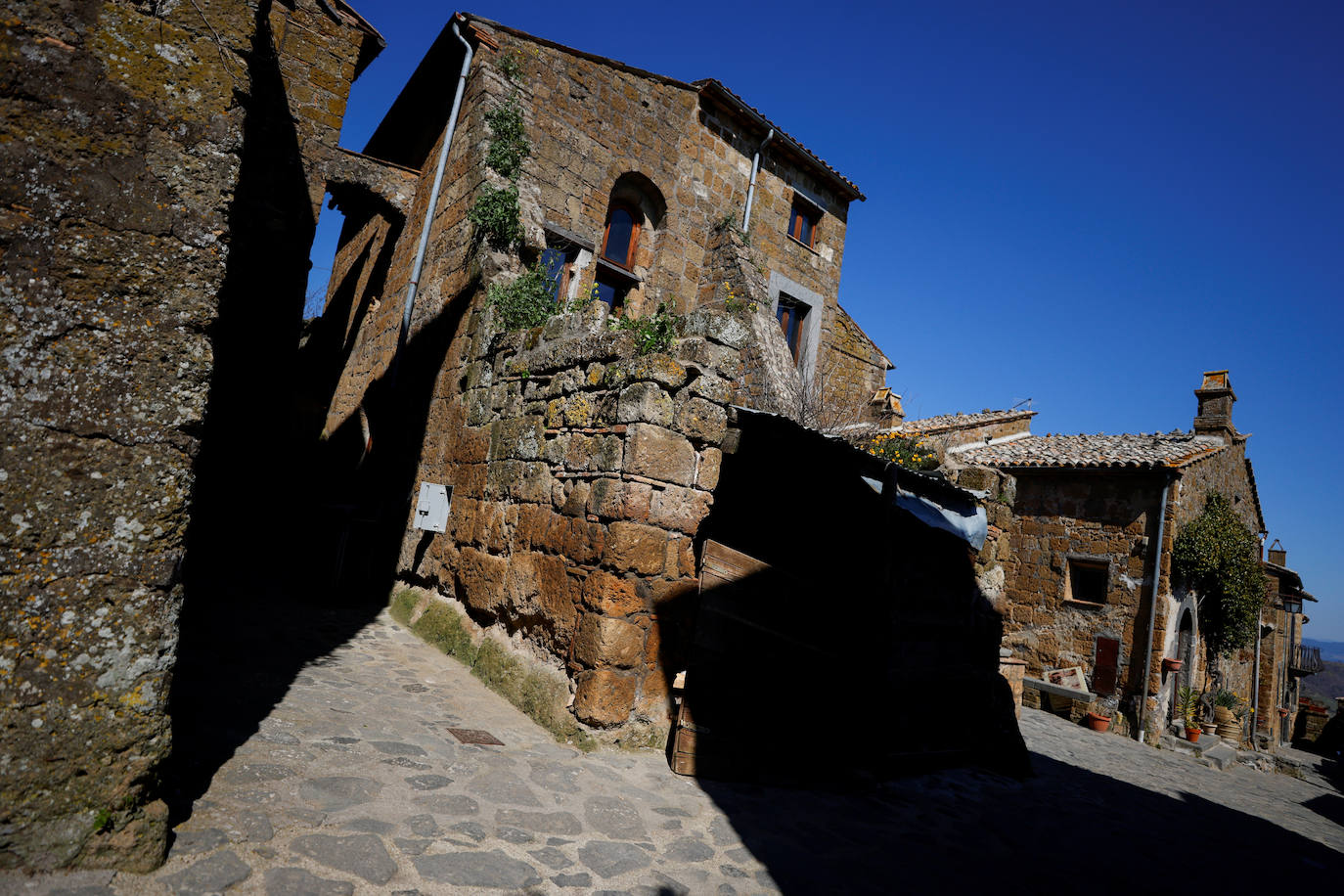 Civita di Bagnoregio está en peligro. Esta ciudad medieval ha estado amenazada por deslizamientos de tierra y erosión desde que fue fundada por los etruscos entre 600-280 a. C.. El principal problema de Bagnoregio son sus cimientos; formados por una mezcla bastante inestable de arcilla y roca volcánica. El geólogo Luca Costantini lo confirma: «Toda la ciudad es un gran peligro. Es igual de bella que peligrosa».