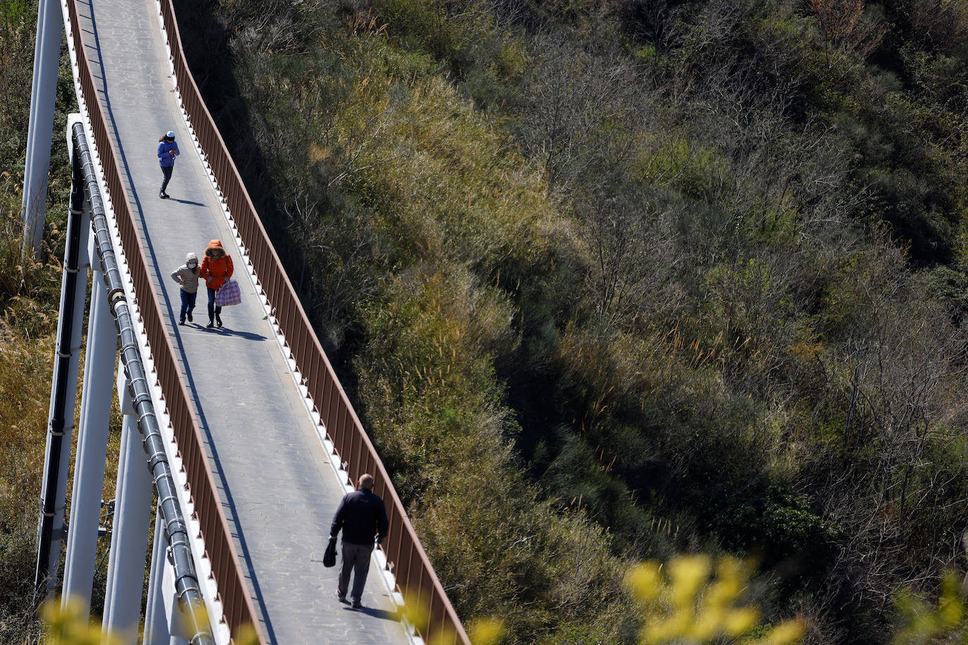 Civita di Bagnoregio está en peligro. Esta ciudad medieval ha estado amenazada por deslizamientos de tierra y erosión desde que fue fundada por los etruscos entre 600-280 a. C.. El principal problema de Bagnoregio son sus cimientos; formados por una mezcla bastante inestable de arcilla y roca volcánica. El geólogo Luca Costantini lo confirma: «Toda la ciudad es un gran peligro. Es igual de bella que peligrosa».