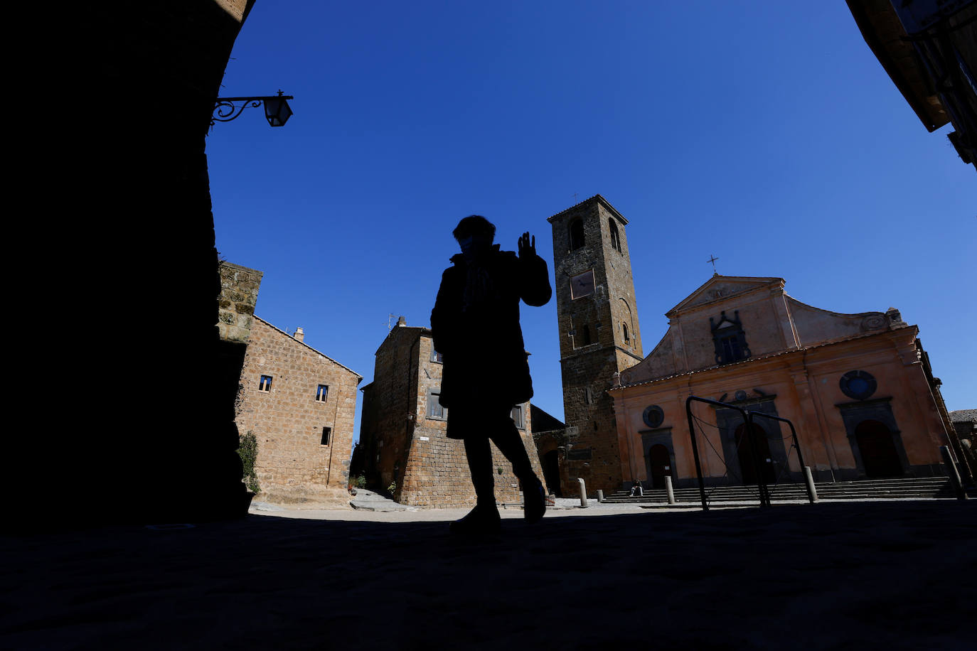 Civita di Bagnoregio está en peligro. Esta ciudad medieval ha estado amenazada por deslizamientos de tierra y erosión desde que fue fundada por los etruscos entre 600-280 a. C.. El principal problema de Bagnoregio son sus cimientos; formados por una mezcla bastante inestable de arcilla y roca volcánica. El geólogo Luca Costantini lo confirma: «Toda la ciudad es un gran peligro. Es igual de bella que peligrosa».