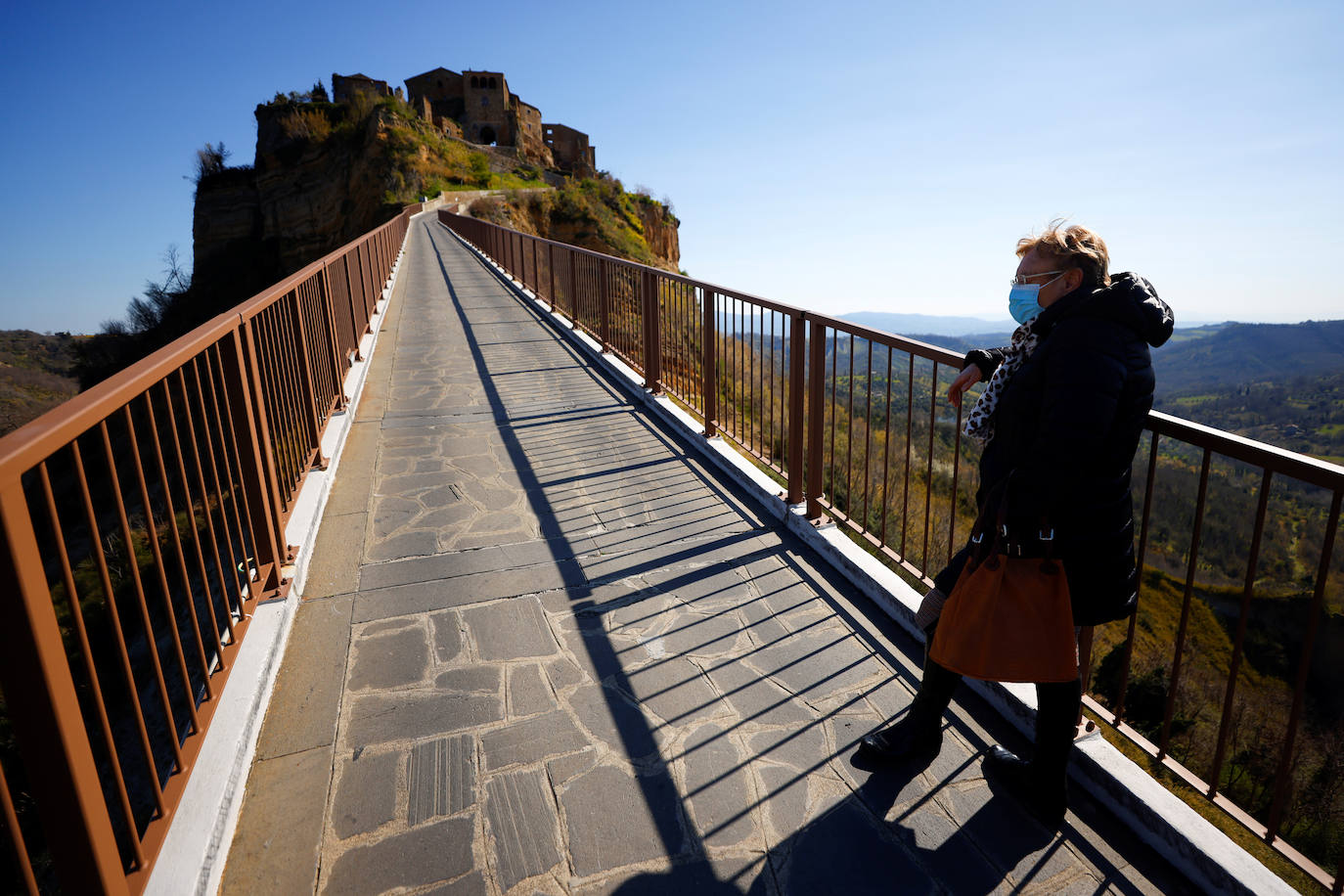 Civita di Bagnoregio está en peligro. Esta ciudad medieval ha estado amenazada por deslizamientos de tierra y erosión desde que fue fundada por los etruscos entre 600-280 a. C.. El principal problema de Bagnoregio son sus cimientos; formados por una mezcla bastante inestable de arcilla y roca volcánica. El geólogo Luca Costantini lo confirma: «Toda la ciudad es un gran peligro. Es igual de bella que peligrosa».