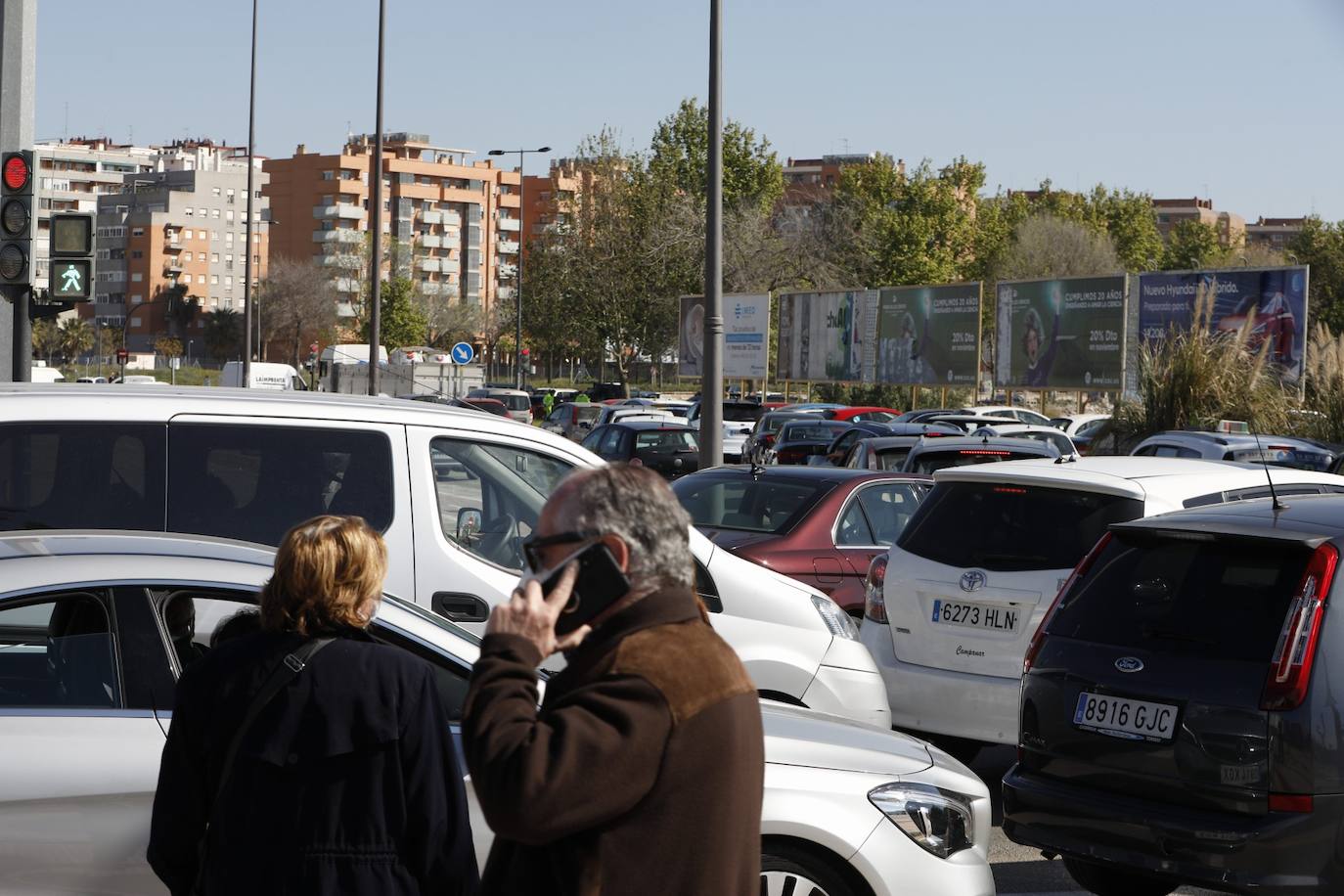 Los citados para la vacunación en el hospital de campaña de La Fe de Valencia critican los retrasos y la falta de organización. 