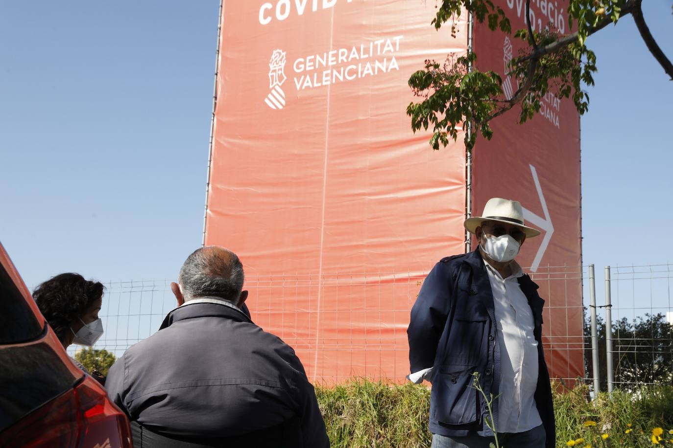 Los citados para la vacunación en el hospital de campaña de La Fe de Valencia critican los retrasos y la falta de organización. 