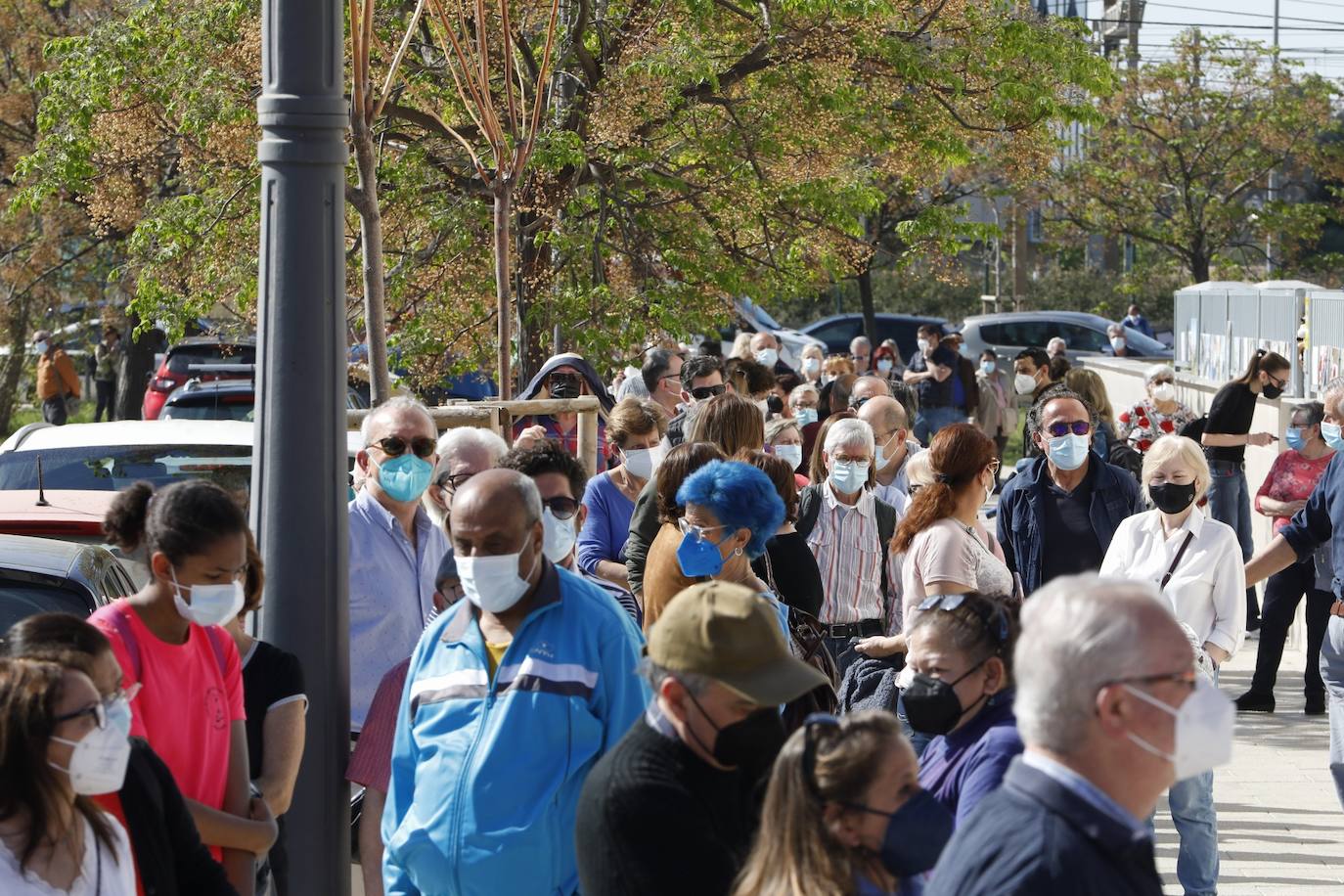 Los citados para la vacunación en el hospital de campaña de La Fe de Valencia critican los retrasos y la falta de organización. 