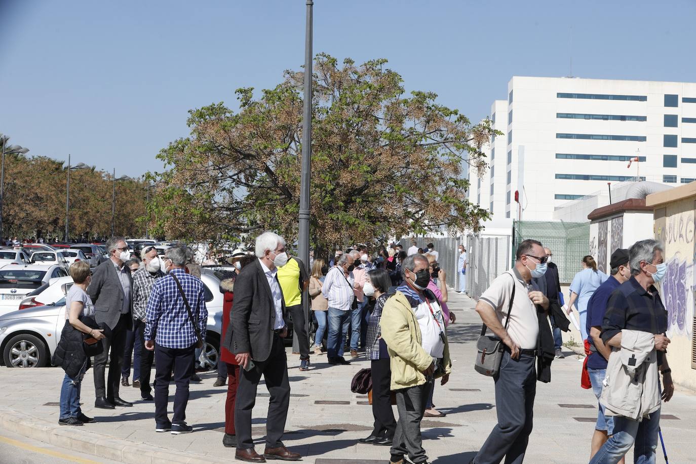 Los citados para la vacunación en el hospital de campaña de La Fe de Valencia critican los retrasos y la falta de organización. 