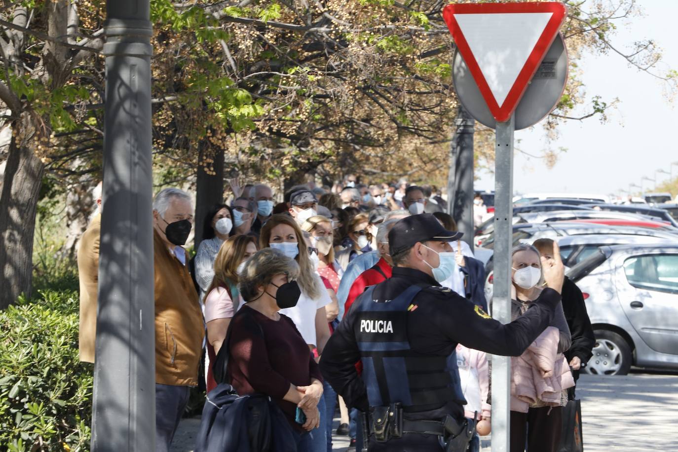 Los citados para la vacunación en el hospital de campaña de La Fe de Valencia critican los retrasos y la falta de organización. 