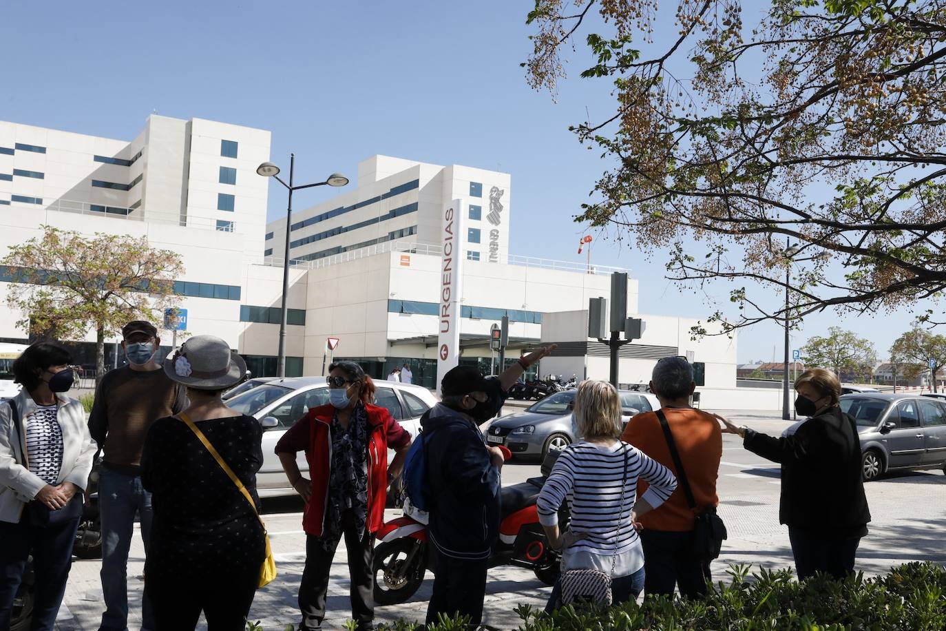 Los citados para la vacunación en el hospital de campaña de La Fe de Valencia critican los retrasos y la falta de organización. 