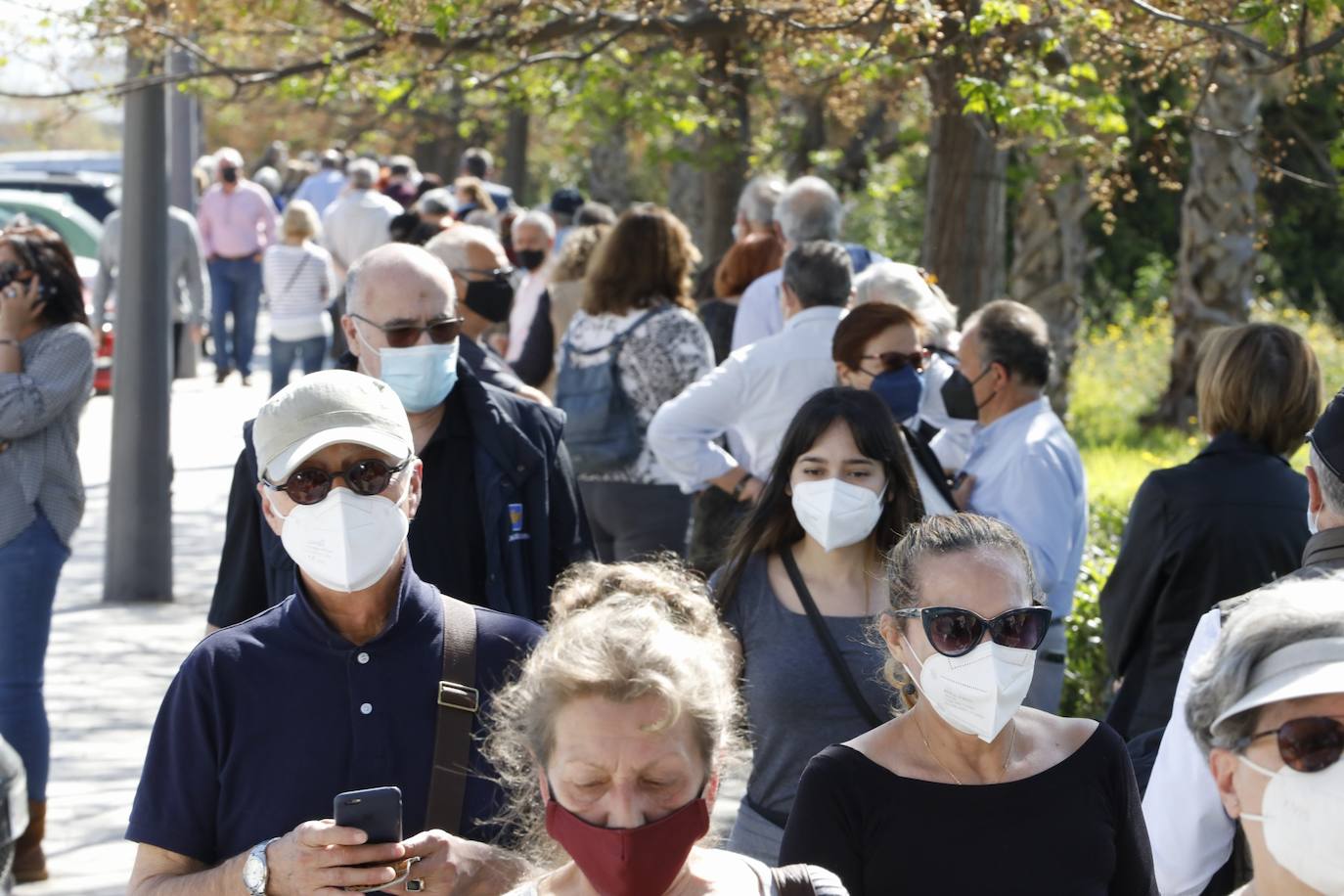 Los citados para la vacunación en el hospital de campaña de La Fe de Valencia critican los retrasos y la falta de organización. 