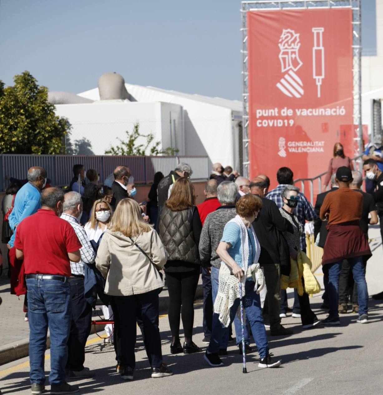 Los citados para la vacunación en el hospital de campaña de La Fe de Valencia critican los retrasos y la falta de organización. 