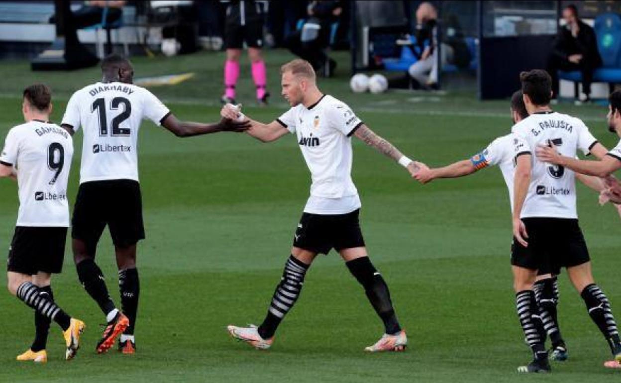 Gameiro, Diakhaby,Racic, Gayà y Paulista antes de abandonar el terreno el domingo. 