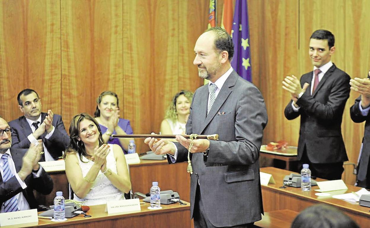 Emilio Bascuñana en su toma de posesión como alcalde de Orihuela. 